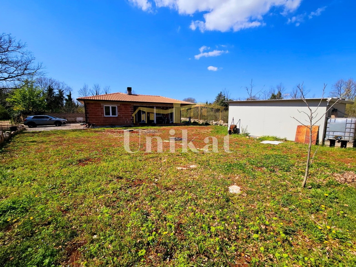 Casa al piano terra senza vicini a 10 km da Poreč - grande giardino